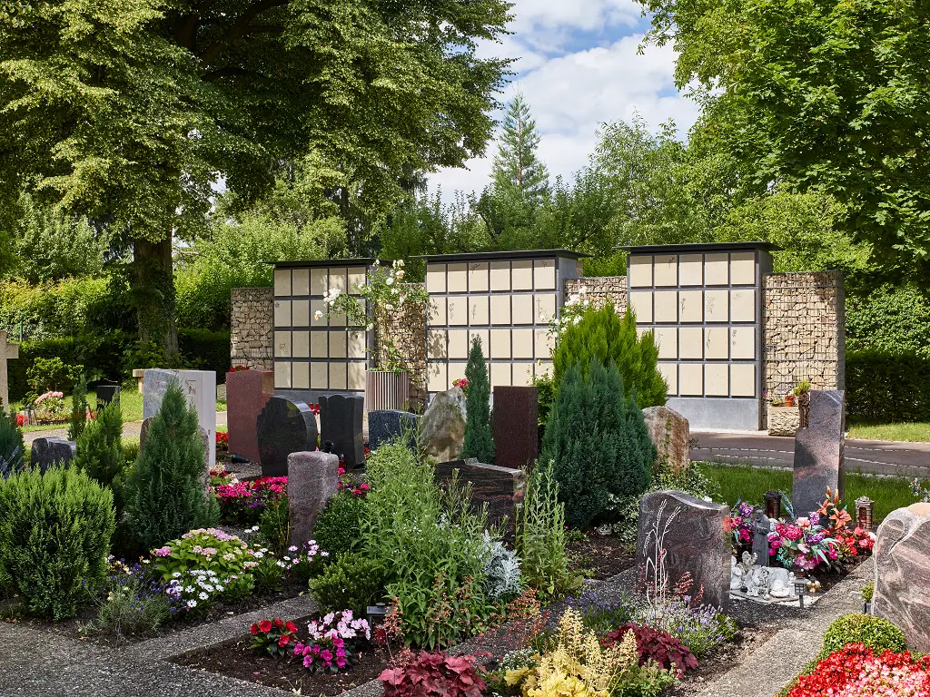 PAUL WOLFF Urnenwand auf einem Friedhof im Wald