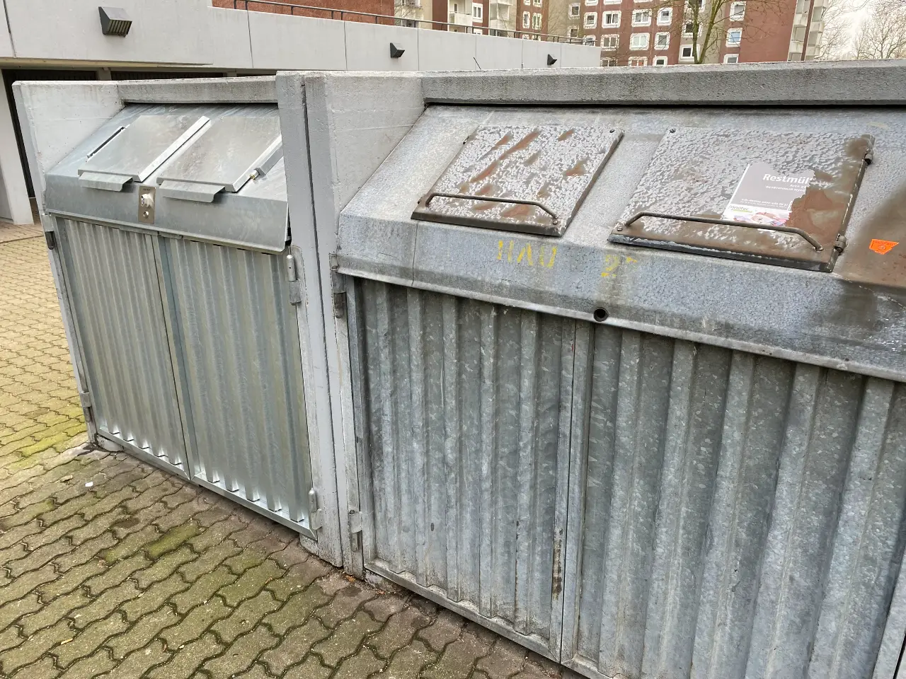 Reparierte und gewartete Mülltonnenbox im Vergleich zu einer nicht gewarteten Mülltonnenbox